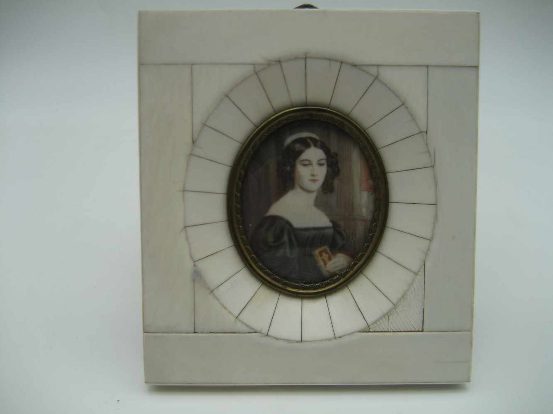 Miniatur, Aquarell und Gouache auf Elfenbein: Damenportrait, ovaler Bildausschnitt, in