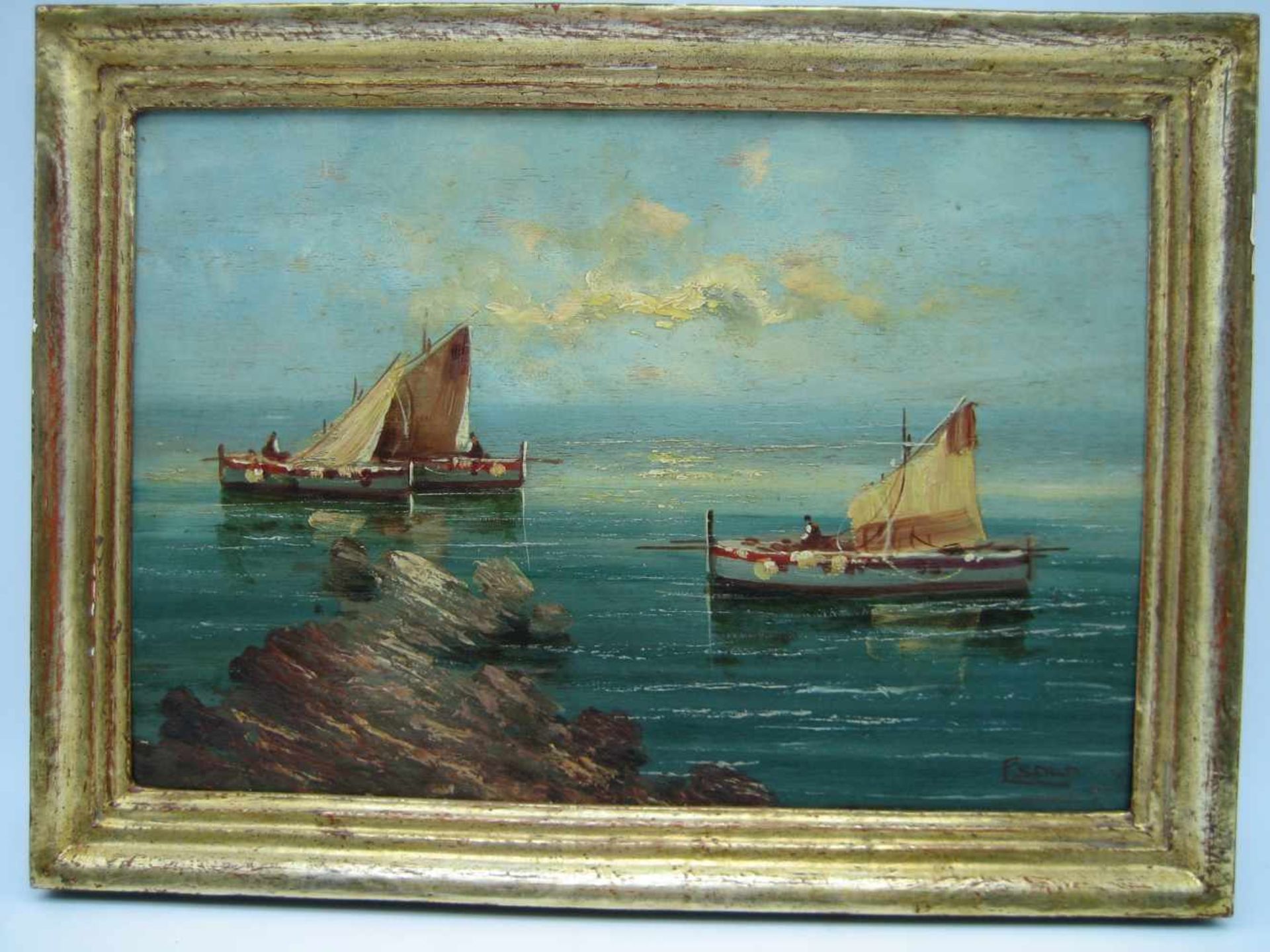 Sign.: P. Sola: Öl auf Mehrschichtplatte, „Drei Fischerboote“, Anf. 20. Jh., Rahmen vergoldet, H