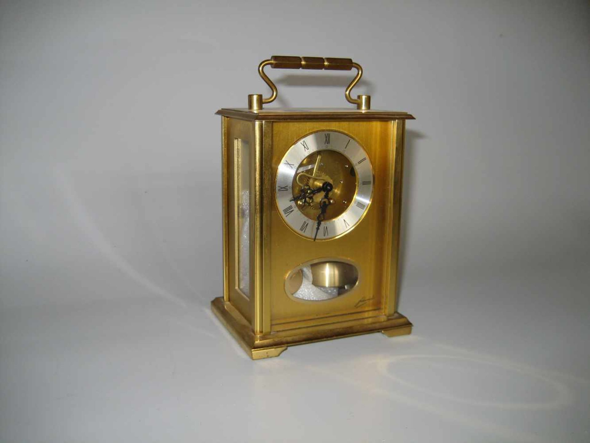 Tisch Uhr Schmid, um 1980, sichtbarer Pendel, 8-Tage-Werk, Schlag auf Glocke, H 16 B 10 T 7 cm,