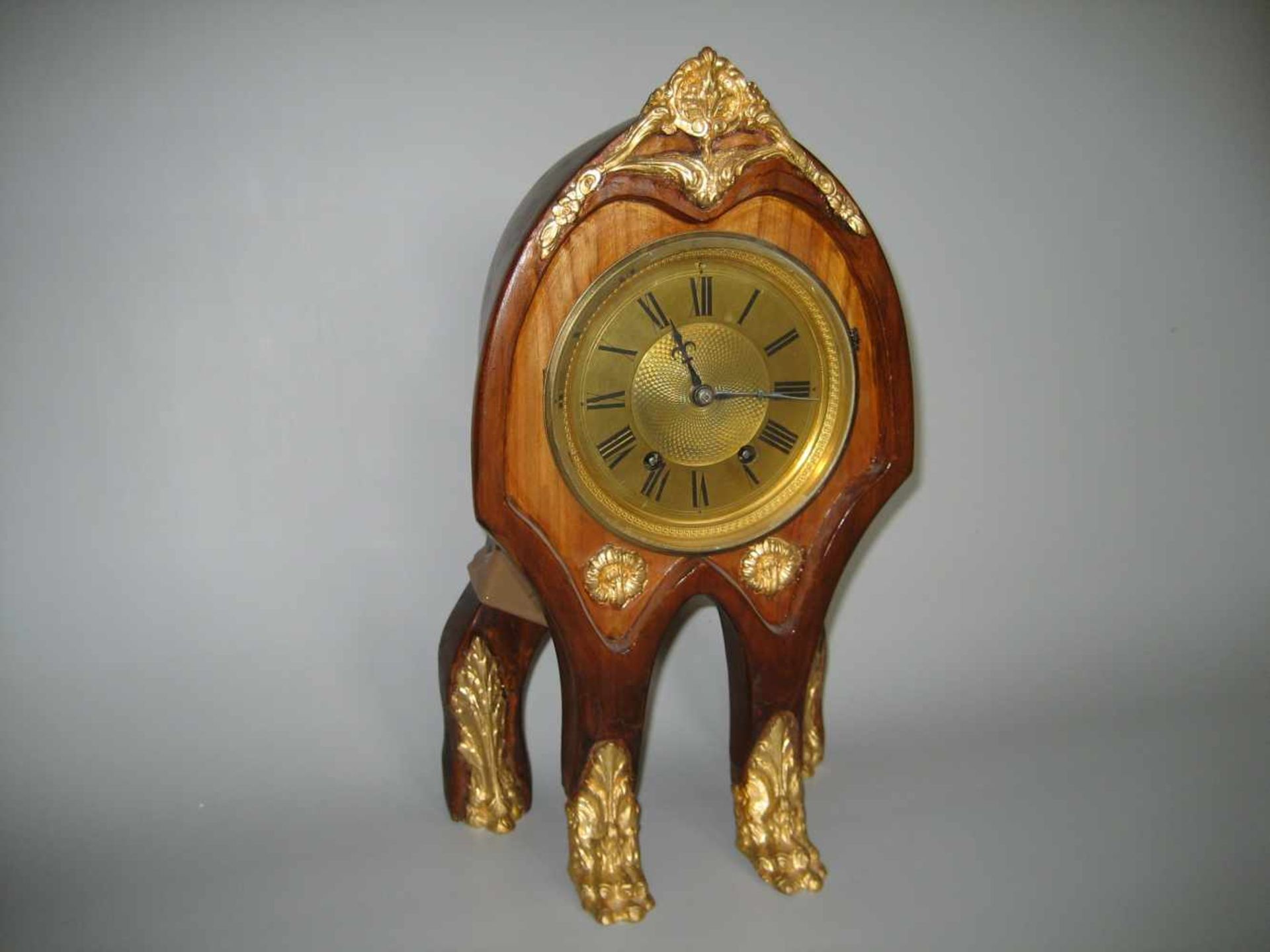 Haus Uhr, Unikat, Kirschbaumgehäuse, Bronzebeschläge, Werk: „Ch Vnce Nr. 13853, Schlag auf Glocke, H