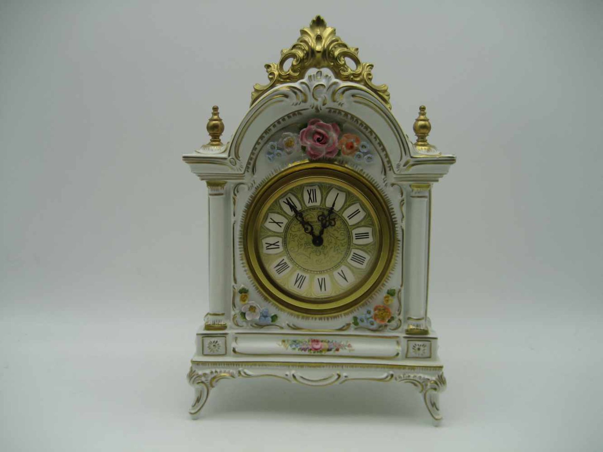Porzellan Uhr Dresden, Volkstedt Rudolstadt, Unruh-Hemmung, ohne Schlag, H 32 B 21 T 12 cm, Funktion