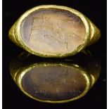 ROMAN GOLD AGATE INTAGLIO RING WITH FORTUNA