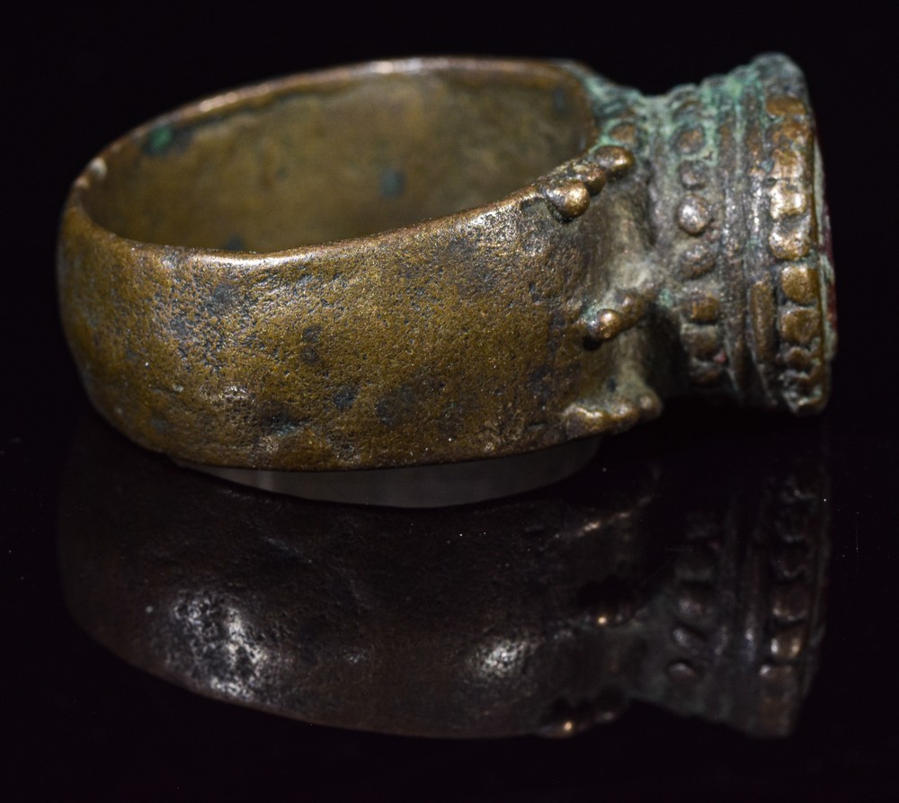 SASSANIAN BRONZE ROYAL INTAGLIO SIGNET RING - Image 3 of 10