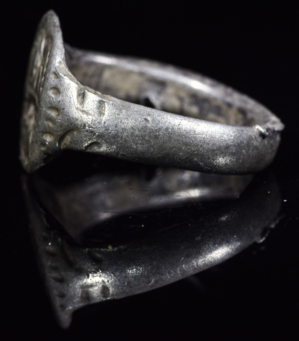 ROMAN LEGIONARY SILVER RING WITH EAGLE, WOLF AND BOAR - Image 4 of 4