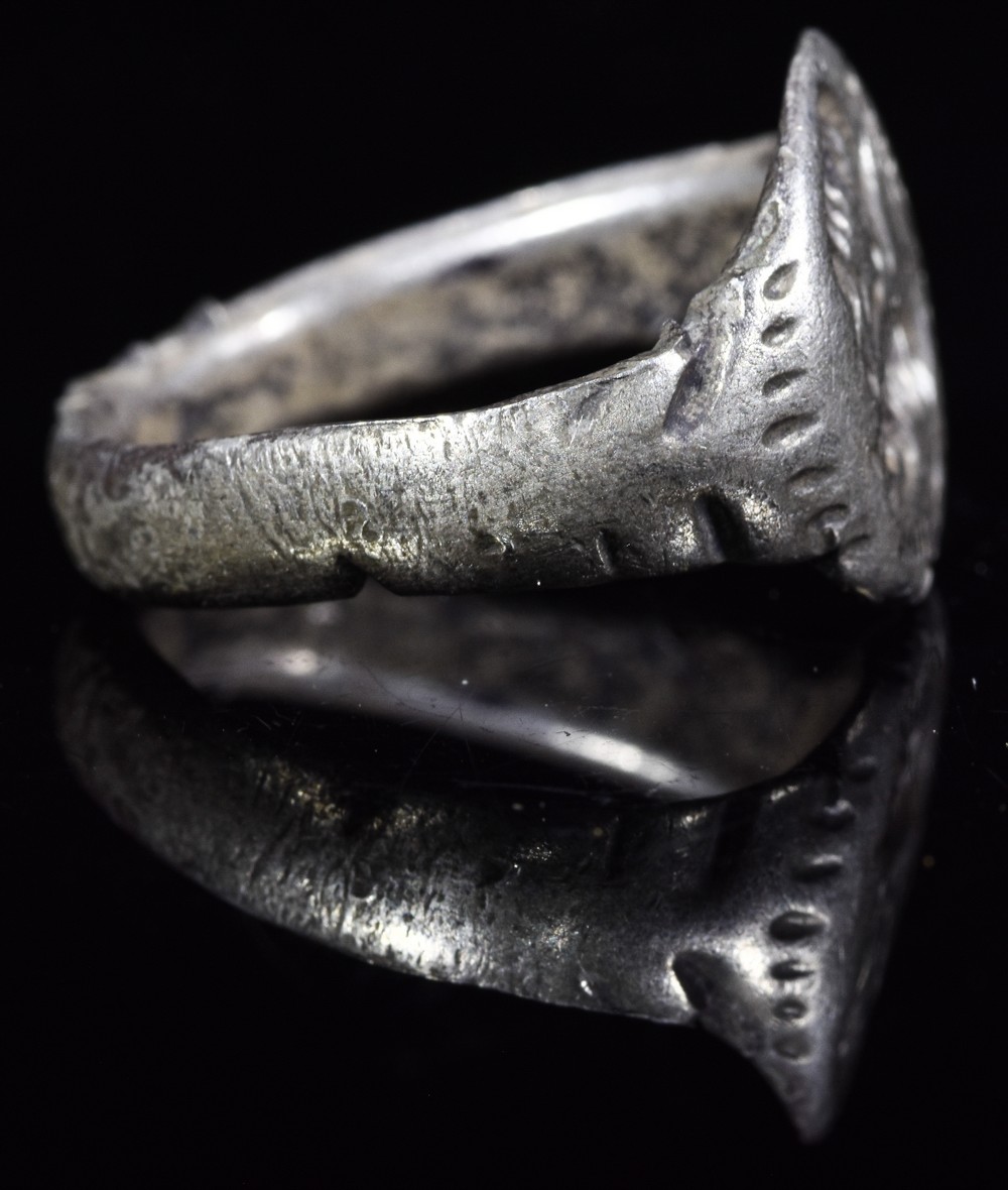 ROMAN LEGIONARY SILVER RING WITH EAGLE, WOLF AND BOAR - Image 2 of 4