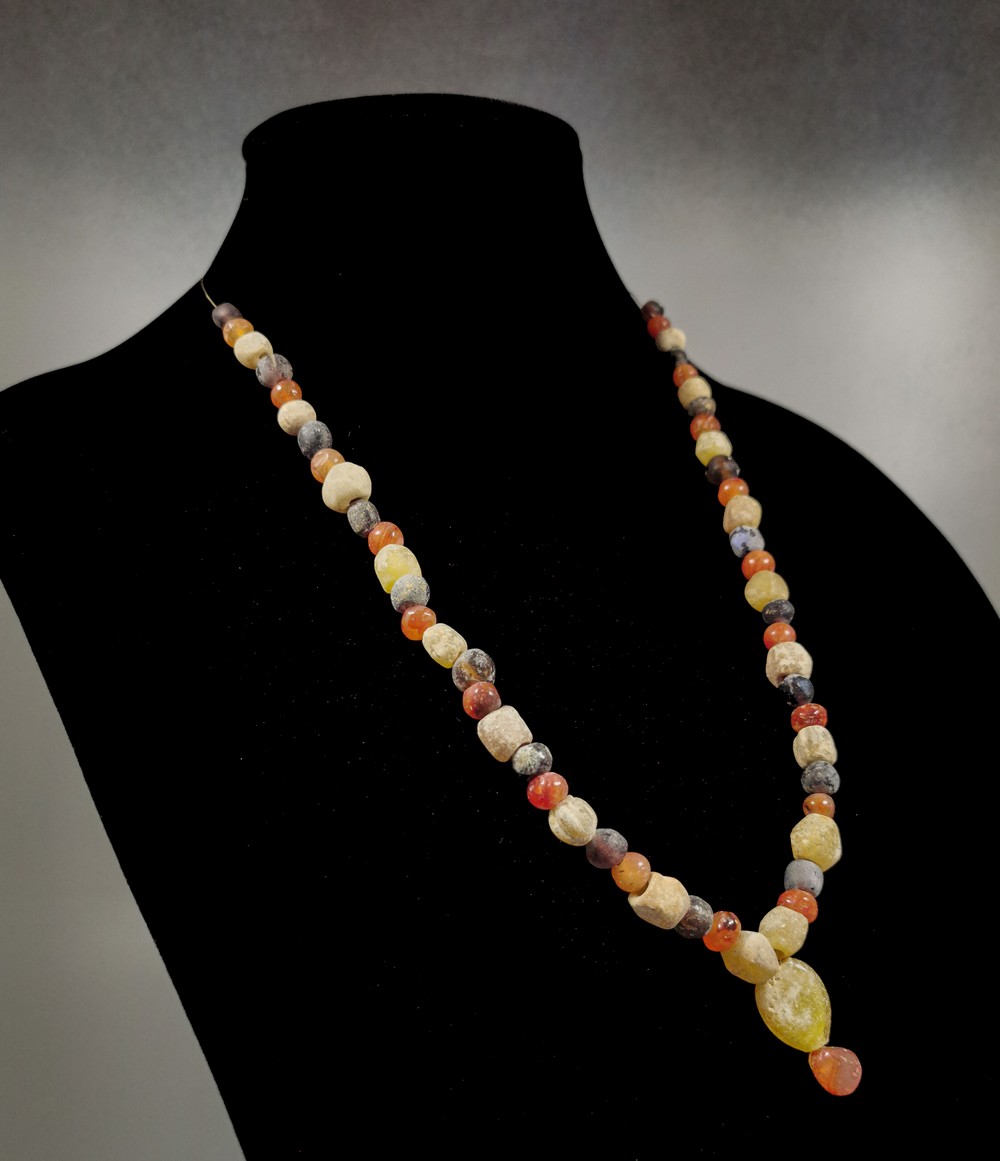 VIKING STONE BEADED NECKLACE - Image 2 of 3