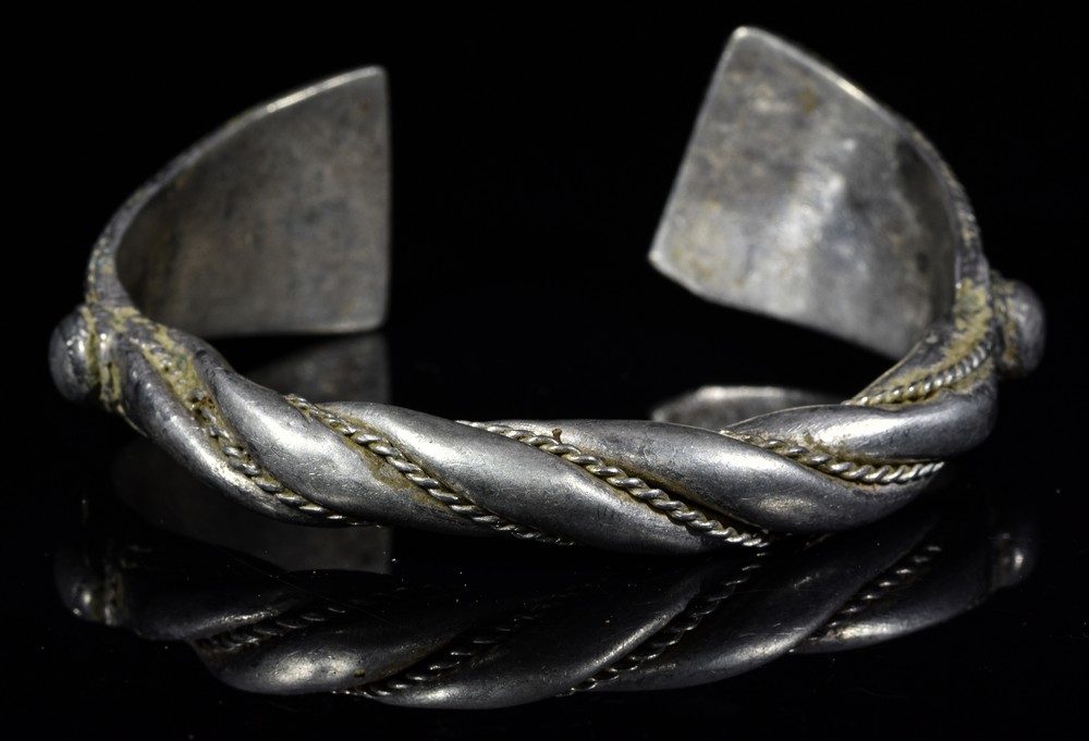 LARGE VIKING SILVER TWISTED BRACELET - Image 7 of 7