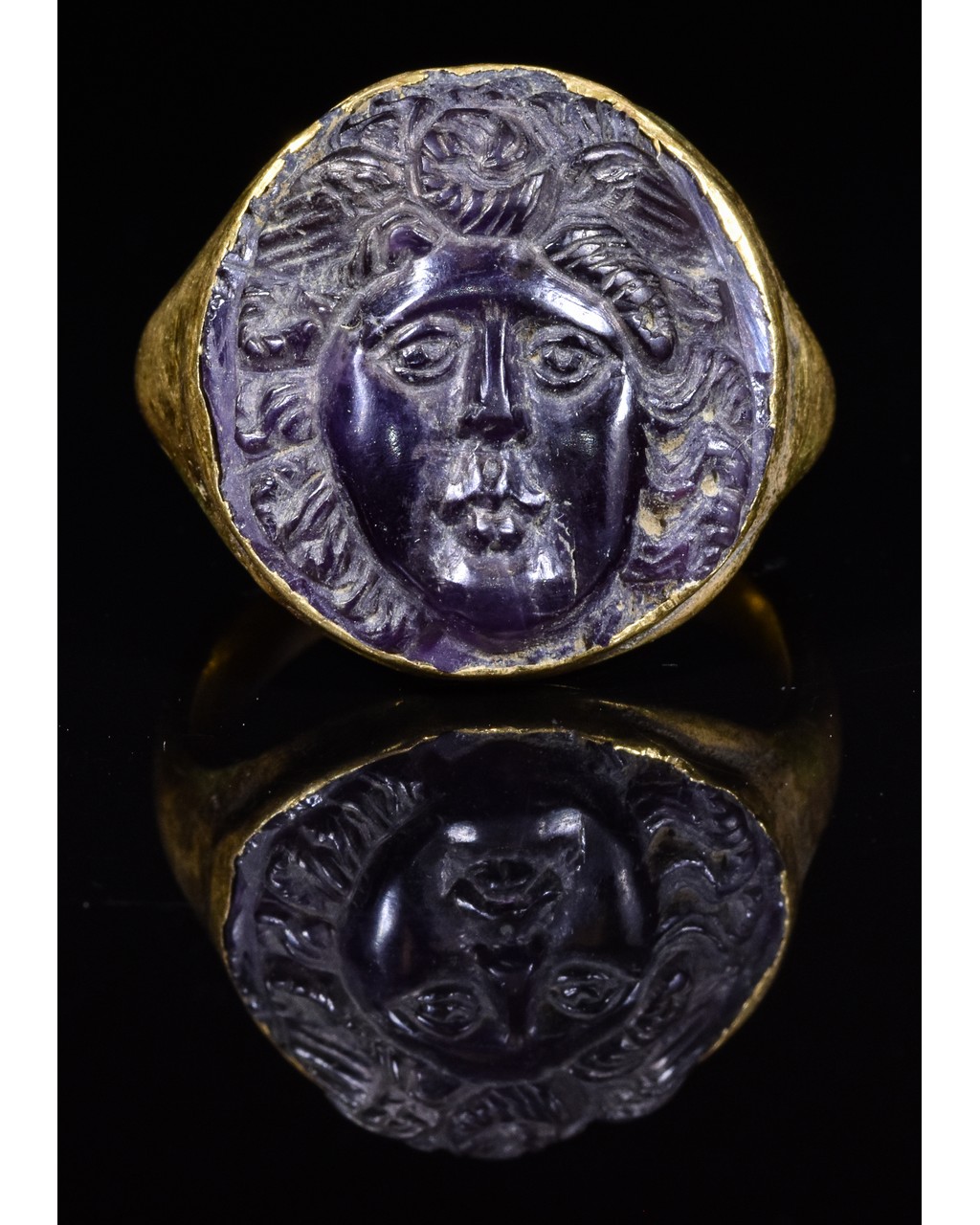 ROMAN AMETHYST CAMEO GOLD RING WITH MEDUSA