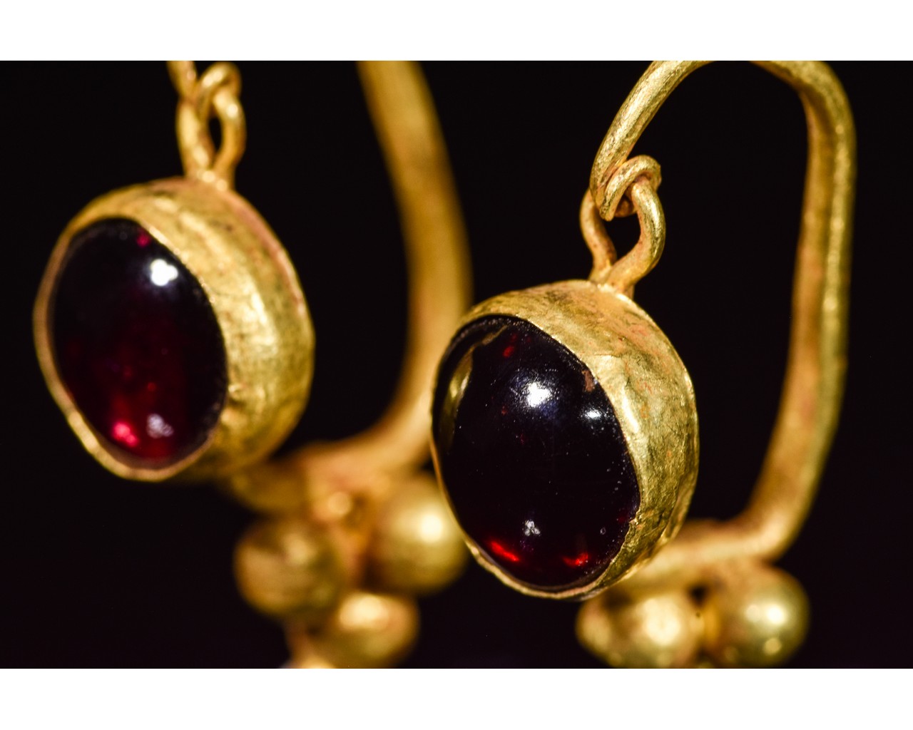 PAIR OF ROMAN GOLD EARRINGS WITH GARNETS - Image 6 of 7