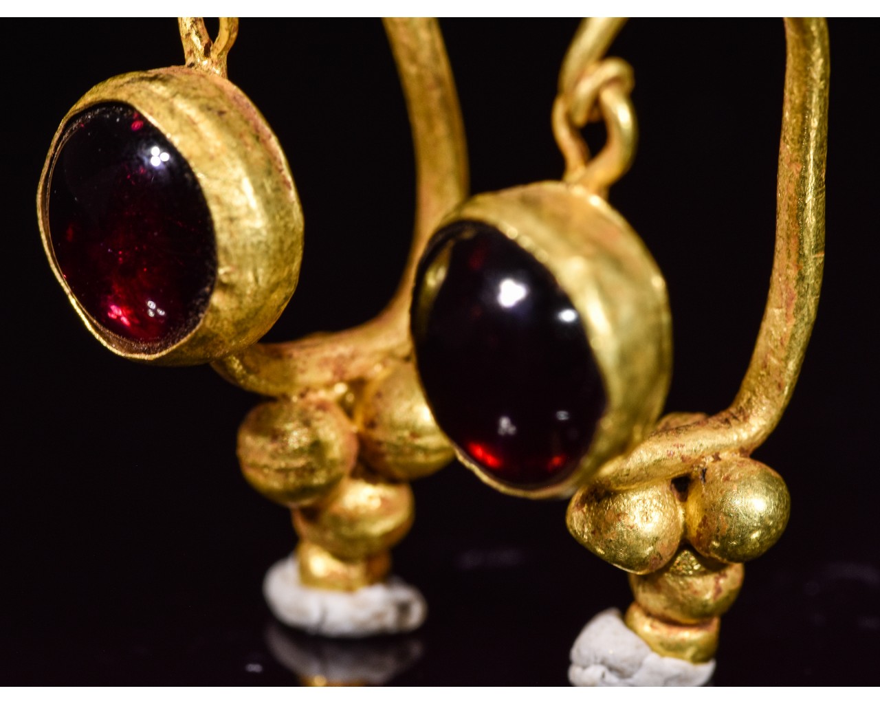 PAIR OF ROMAN GOLD EARRINGS WITH GARNETS - Image 7 of 7