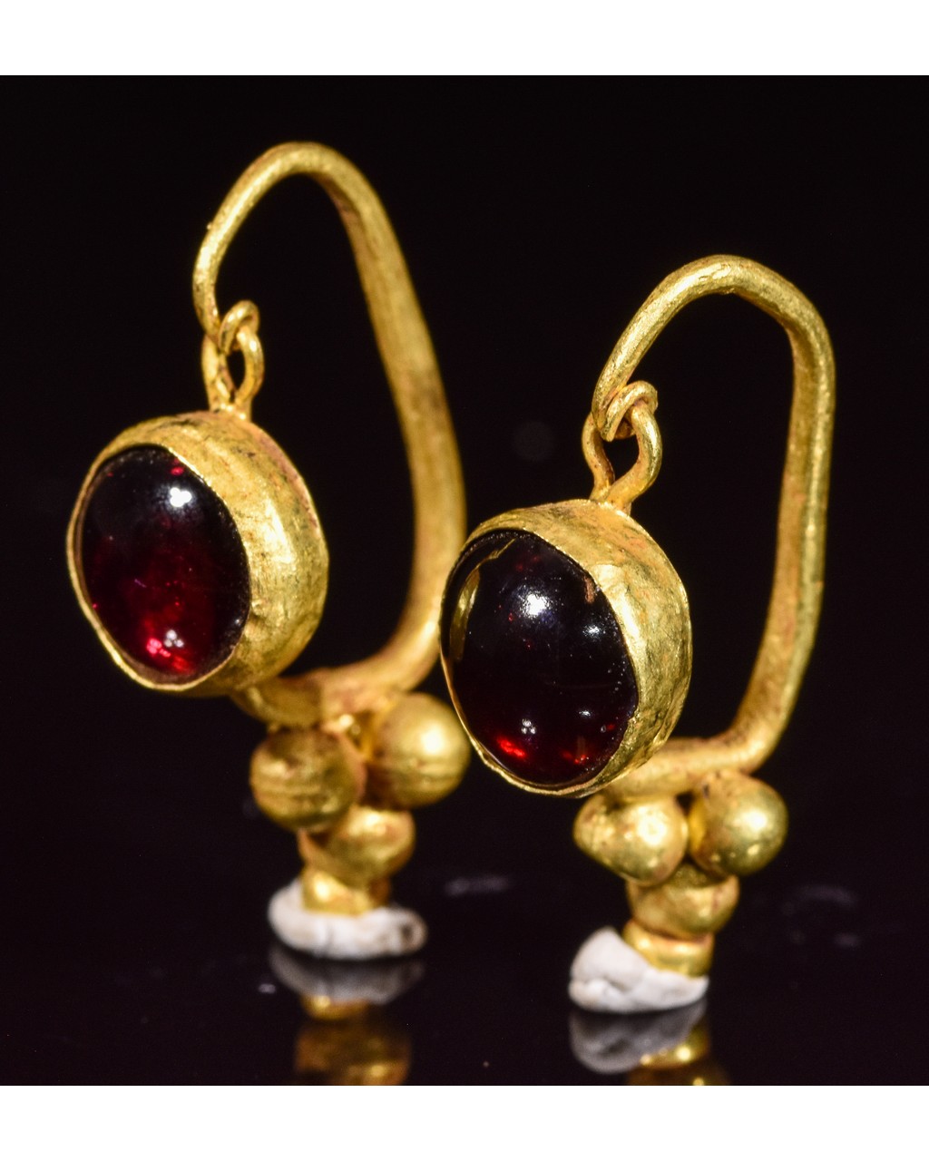 PAIR OF ROMAN GOLD EARRINGS WITH GARNETS - Image 5 of 7