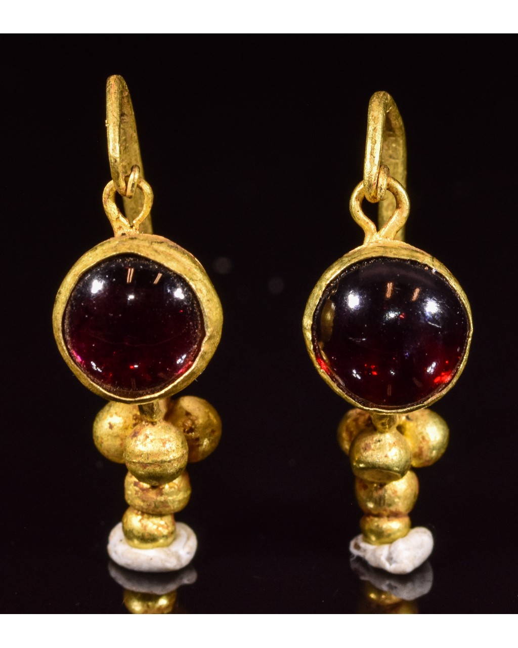 PAIR OF ROMAN GOLD EARRINGS WITH GARNETS