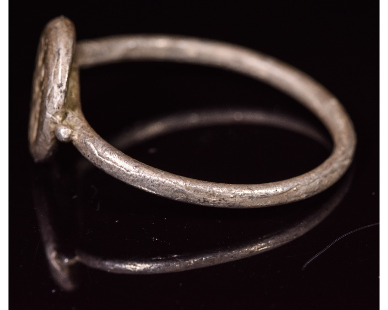 MEDIEVAL SILVER RELIGIOUS RING WITH ANGELS - Image 2 of 3