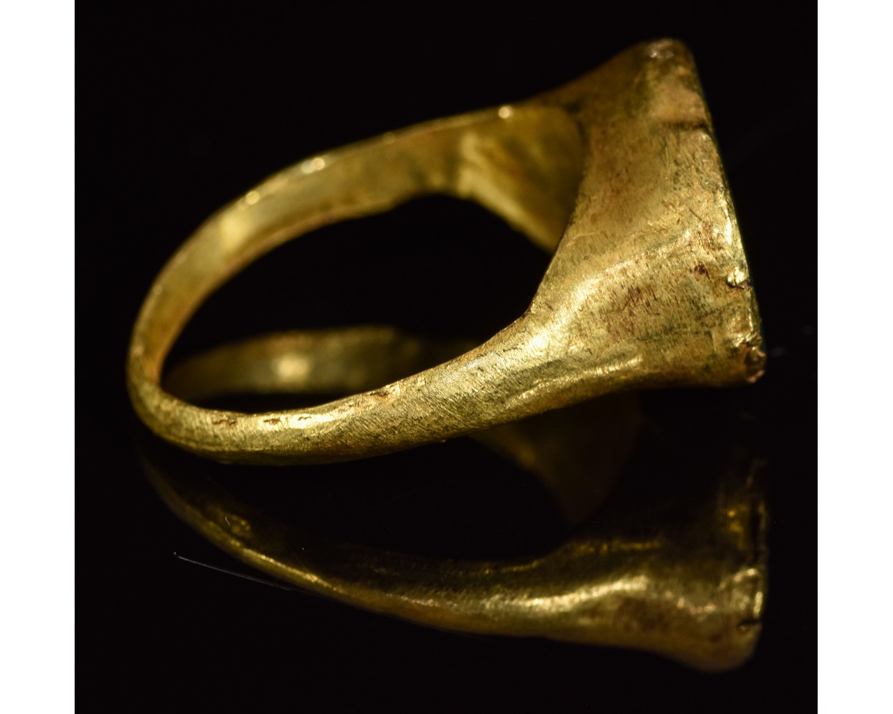 ROMAN GOLD INTAGLIO RING WITH A STAG - Image 4 of 4