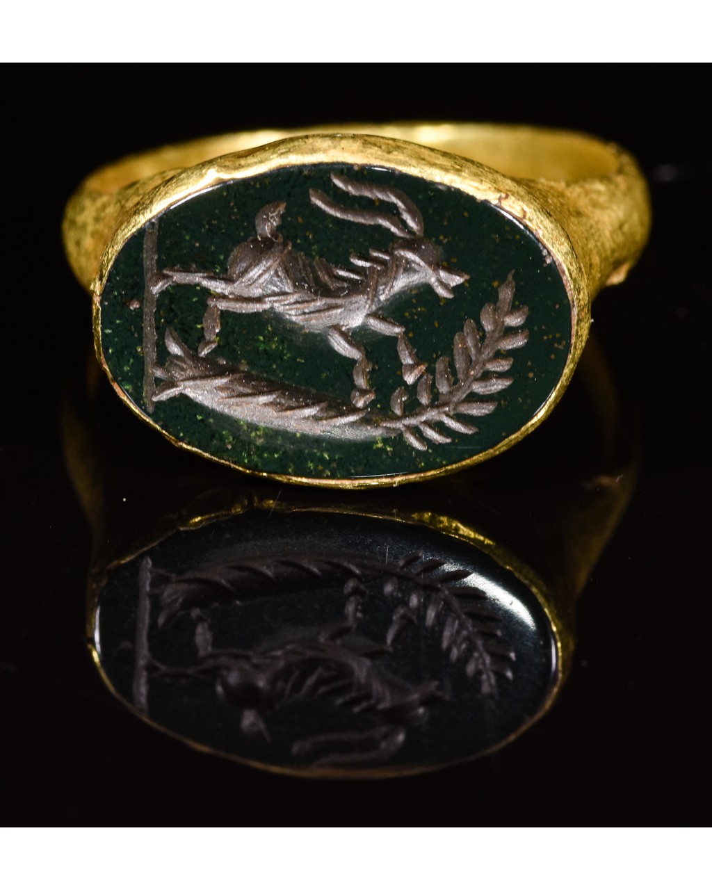 ROMAN GOLD INTAGLIO RING WITH A STAG