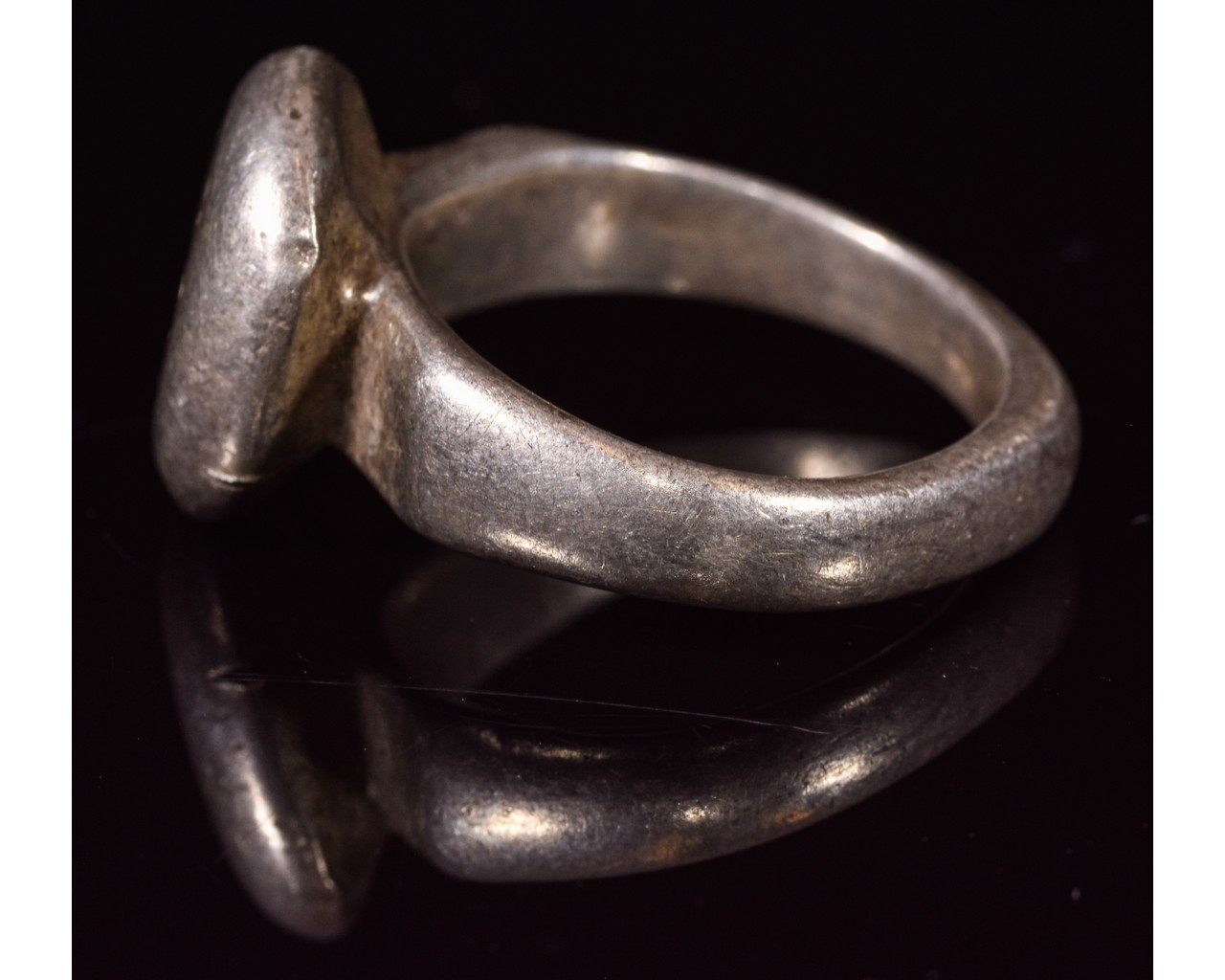 VIKING PERIOD SILVER RING WITH FLYING BIRD - Image 3 of 5
