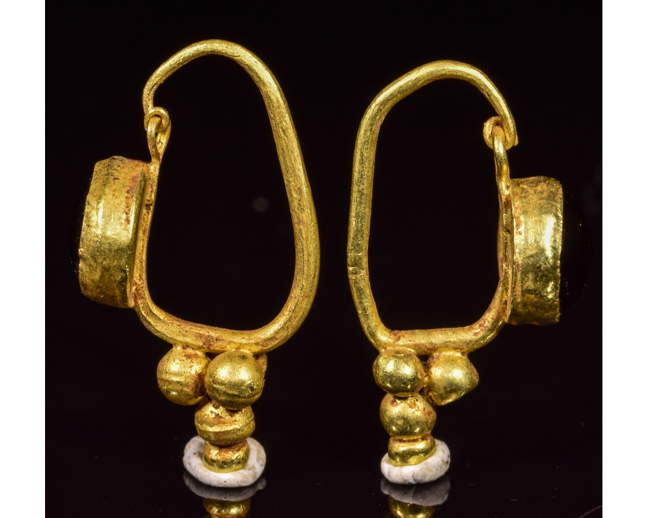 PAIR OF ROMAN GOLD EARRINGS WITH GARNETS - Image 2 of 7