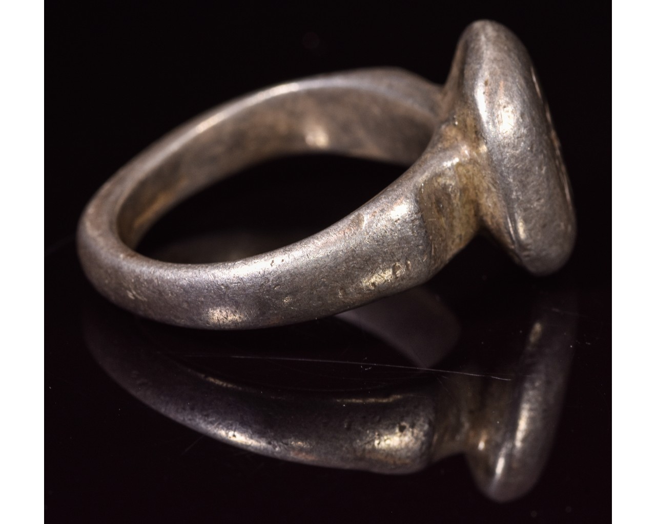 VIKING PERIOD SILVER RING WITH FLYING BIRD - Image 5 of 5