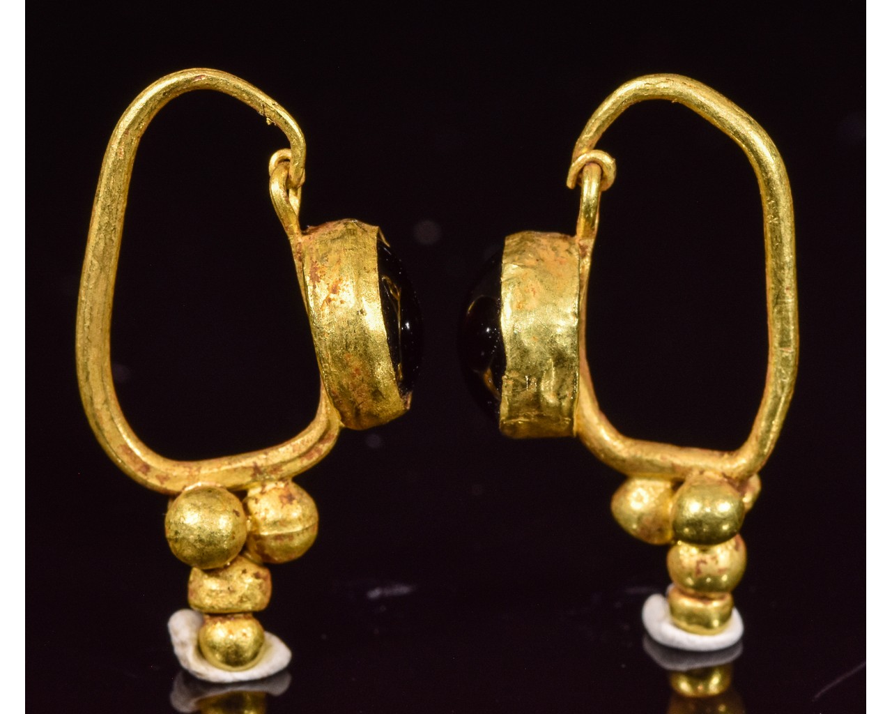 PAIR OF ROMAN GOLD EARRINGS WITH GARNETS - Image 4 of 7