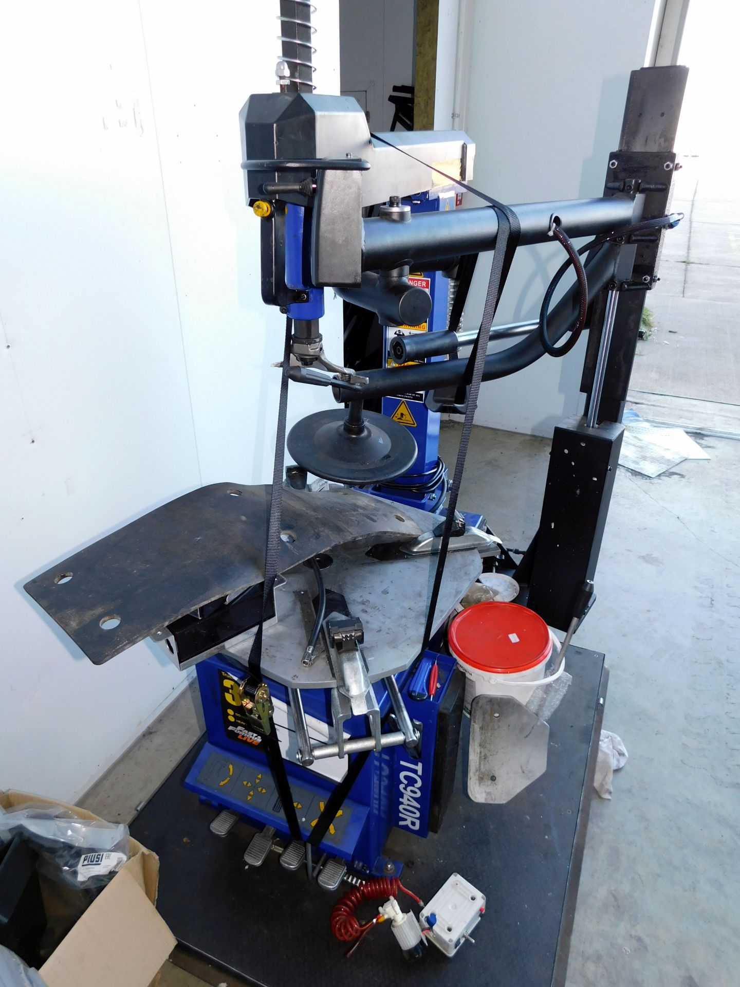Atlas TC940R Automatic tyre changing machine (2017) Serial Number: 201709069 - Image 2 of 3