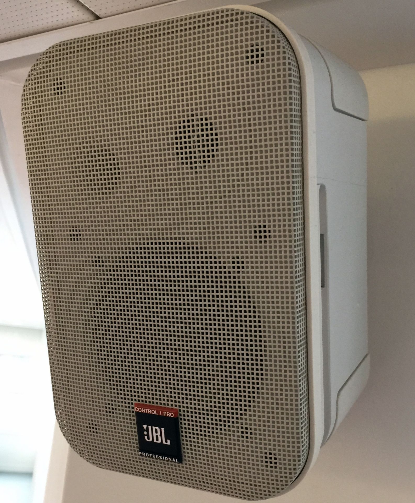 Panasonic PT-VX410 XGA Projector & 2 JBL Wall Mounted Speakers - Image 2 of 3