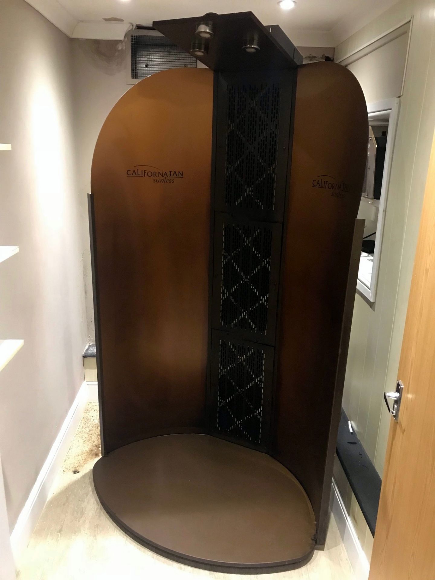 ‘Californiatan’ Spray Booth With Extraction (Located Upminster – RM14 3TJ)