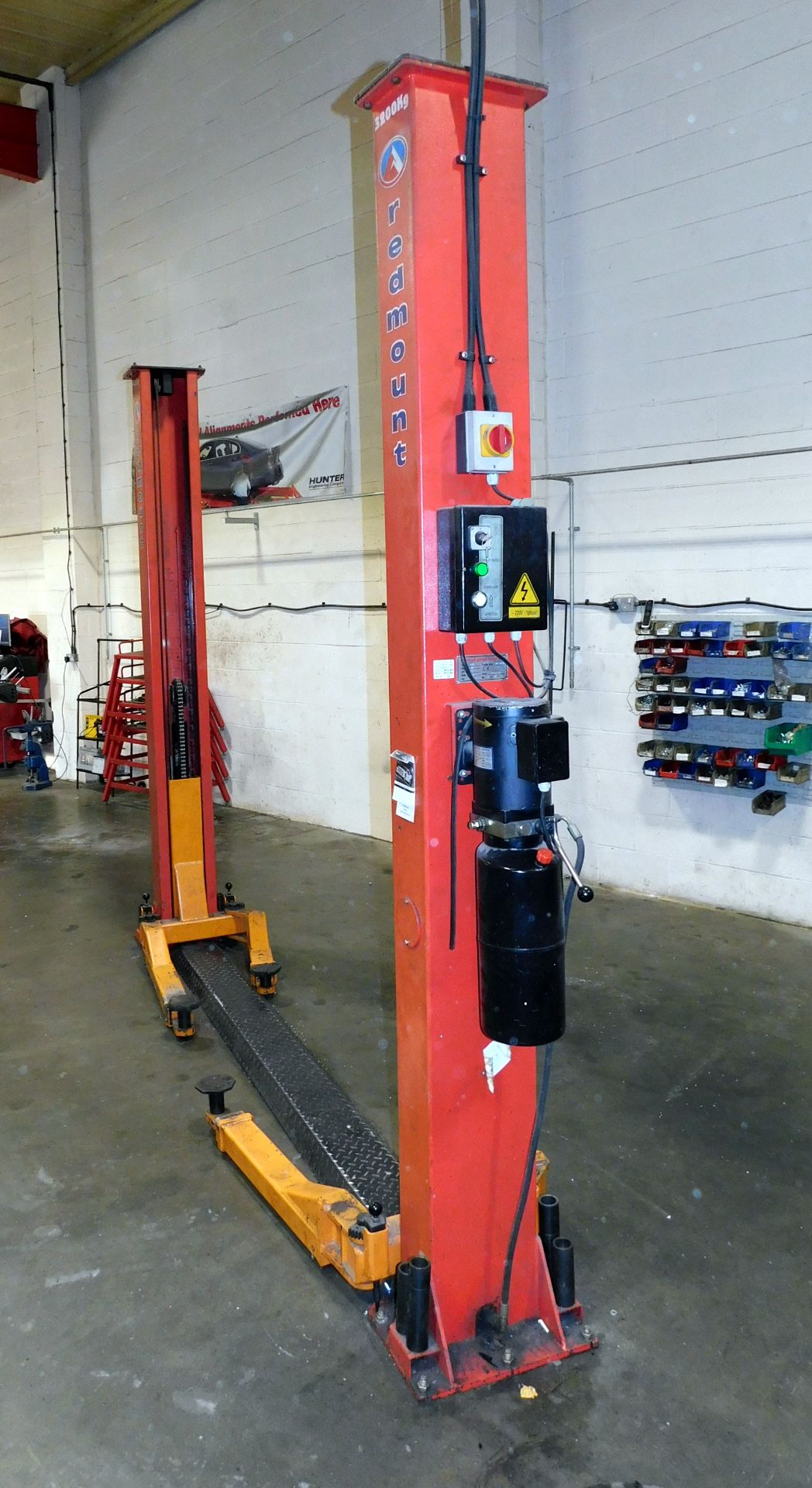 Redmount RM-3001 Two Post Vehicle Lift, 3200kg, S/N TP612102, Year of Manufacture 2006 (Located Unit - Image 2 of 10