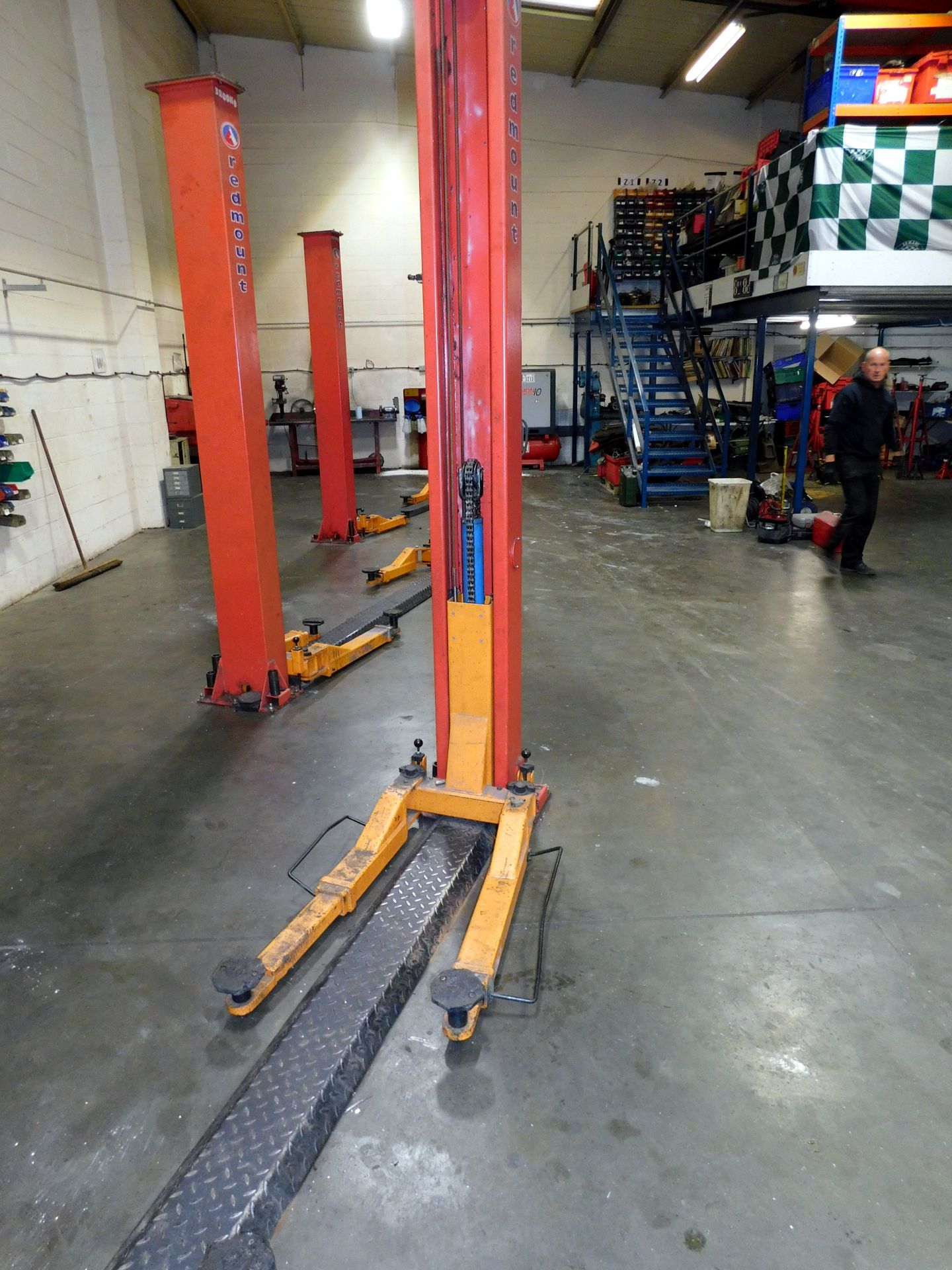 Redmount RM-3001 Two Post Vehicle Lift, 3200kg, S/N TP801135, Year of Manufacture 2008 (Located Unit - Image 6 of 9