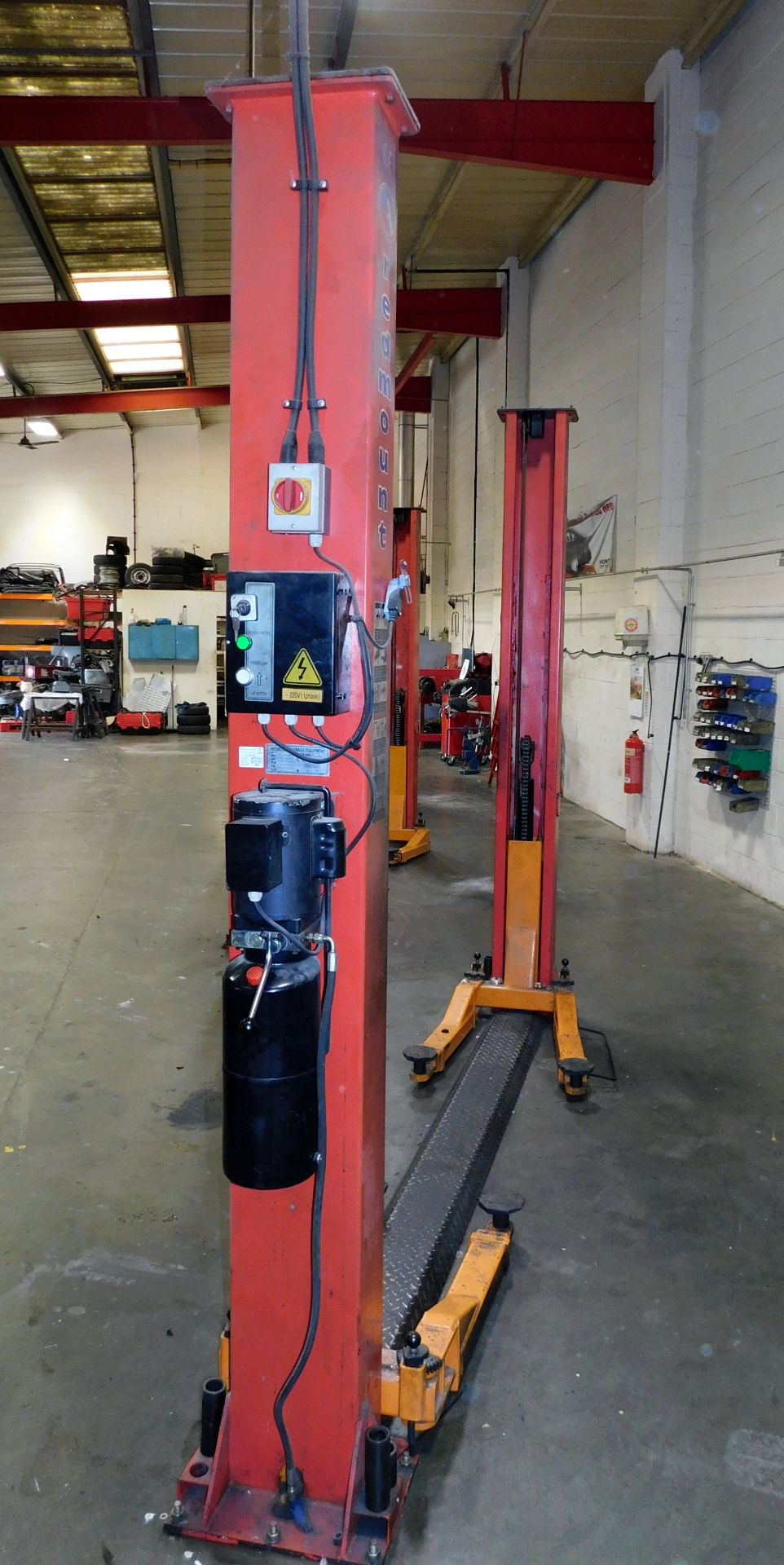 Redmount RM-3011 Two Post Vehicle Lift, 3200kg, S/N TP702146, Year of Manufacture 2007 (Located Unit - Image 6 of 11