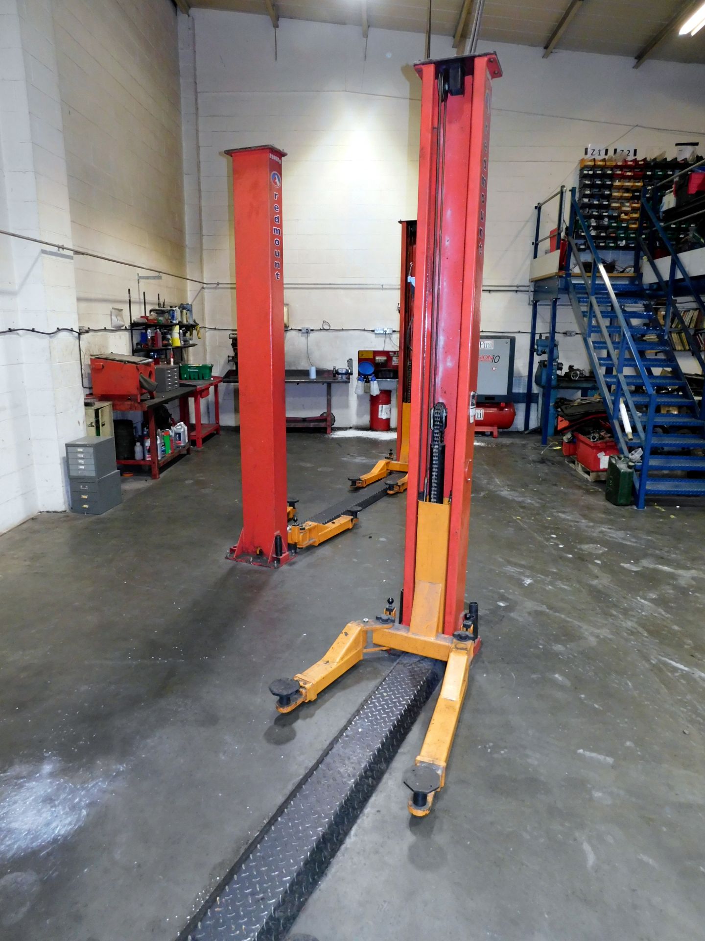 Redmount RM-3001 Two Post Vehicle Lift, 3200kg, S/N TP612102, Year of Manufacture 2006 (Located Unit - Image 7 of 10