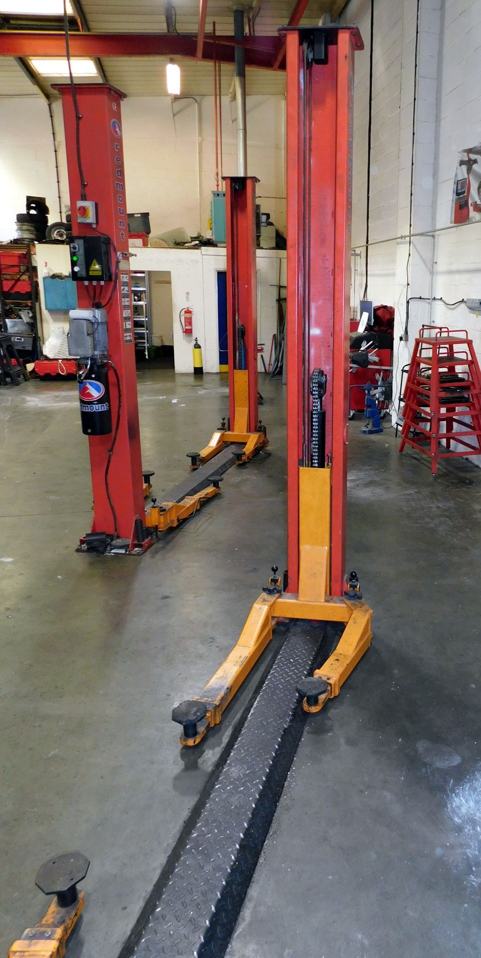 Redmount RM-3001 Two Post Vehicle Lift, 3200kg, S/N TP612102, Year of Manufacture 2006 (Located Unit - Image 6 of 10