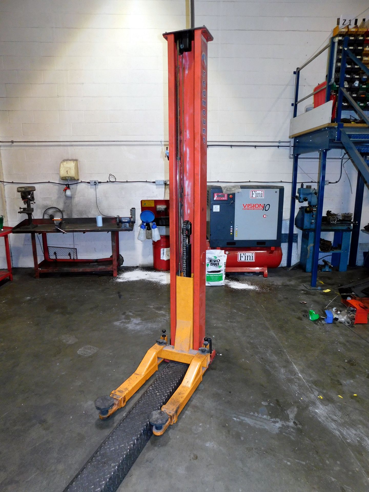 Redmount RM-3011 Two Post Vehicle Lift, 3200kg, S/N TP702146, Year of Manufacture 2007 (Located Unit - Image 7 of 11