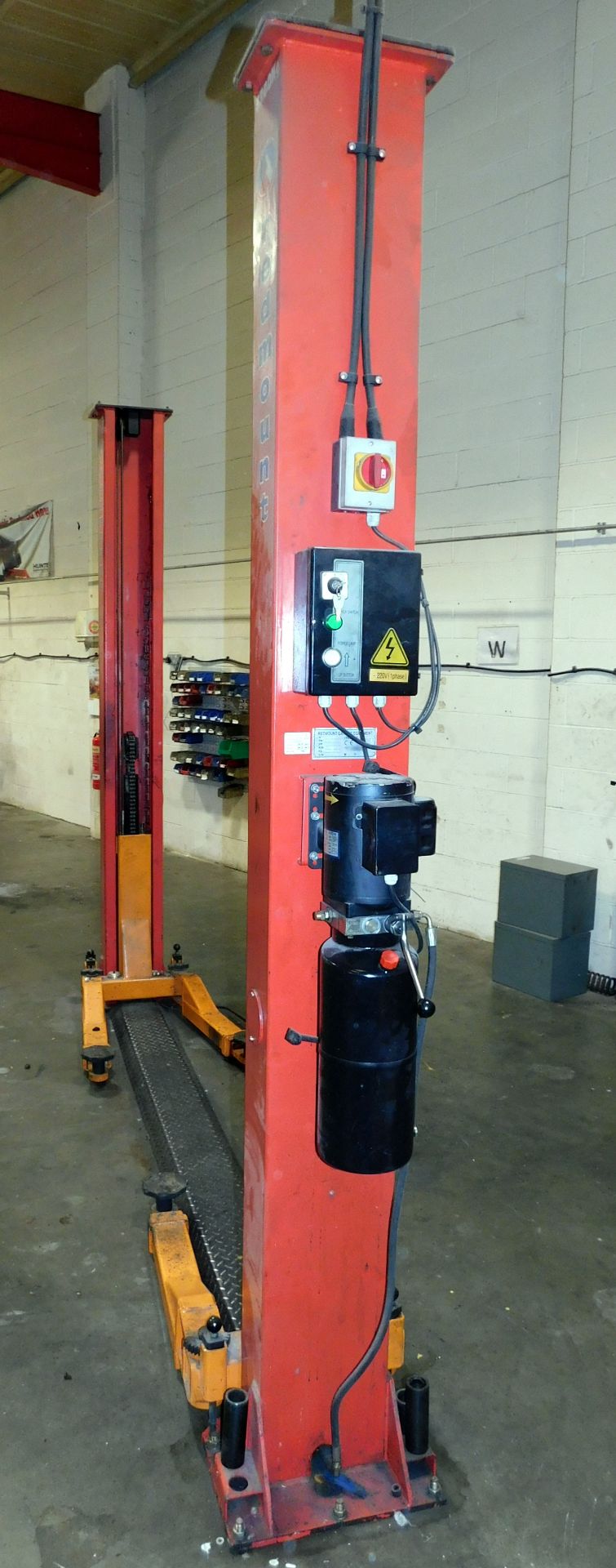 Redmount RM-3011 Two Post Vehicle Lift, 3200kg, S/N TP702146, Year of Manufacture 2007 (Located Unit - Image 2 of 11