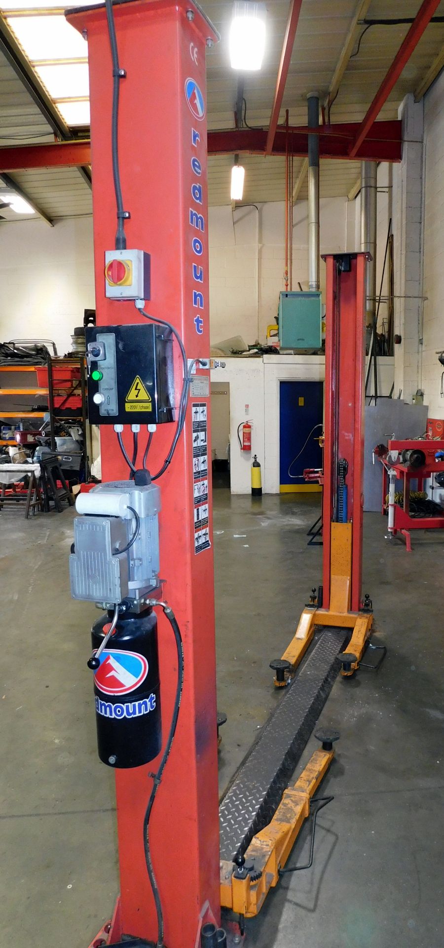 Redmount RM-3001 Two Post Vehicle Lift, 3200kg, S/N TP801135, Year of Manufacture 2008 (Located Unit - Image 4 of 9