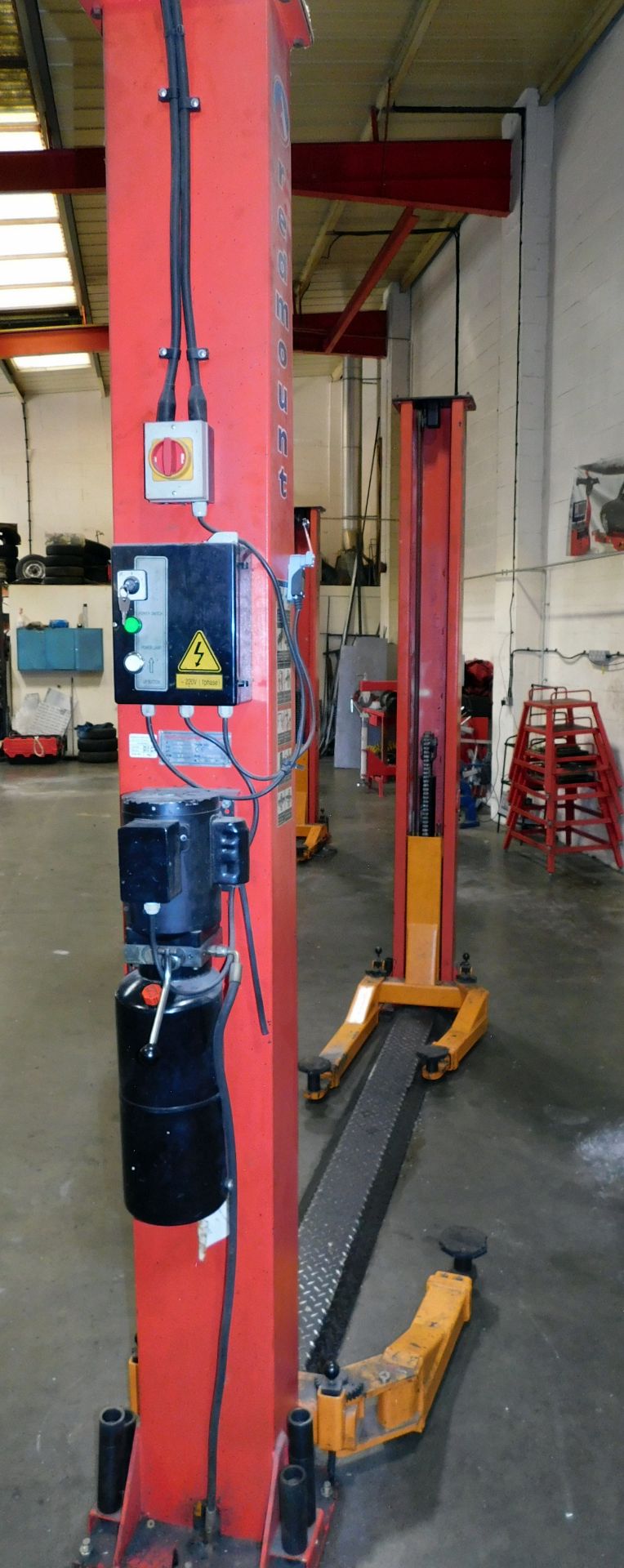 Redmount RM-3001 Two Post Vehicle Lift, 3200kg, S/N TP612102, Year of Manufacture 2006 (Located Unit - Image 3 of 10