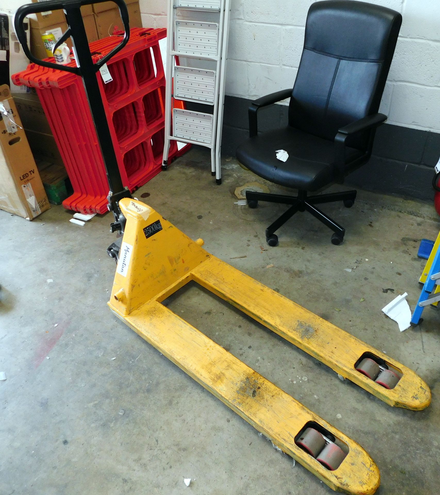 Narrow Blade Pallet Truck (Located Upminster – See General Notes for Full Address)