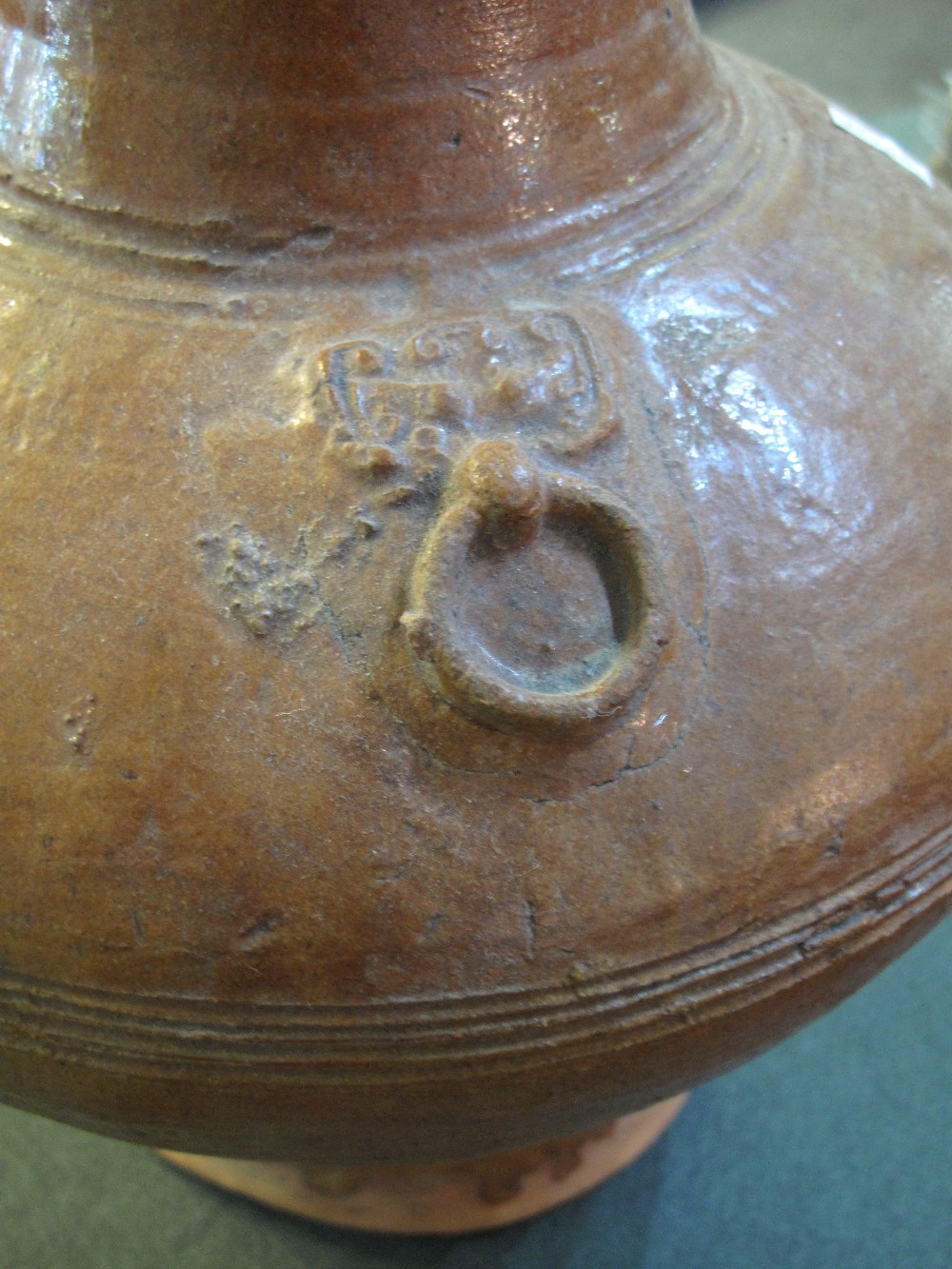 LARGE CHINESE HAN DYNASTY RED EARTHENWARE BROWN ASH GLAZED STORAGE JAR AND COVER, - Image 5 of 6