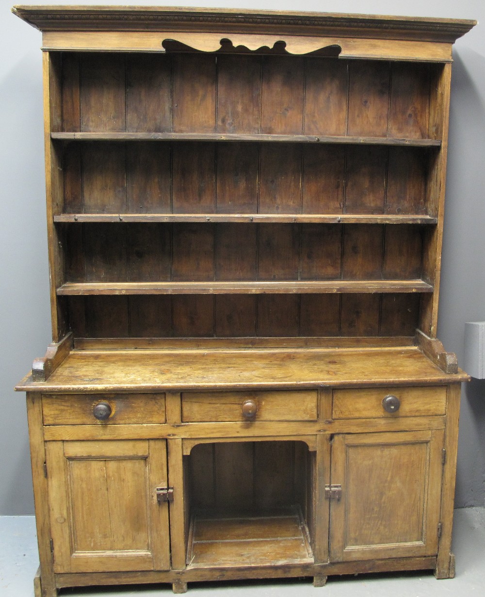 19TH CENTURY PEMBROKESHIRE PINE DOG KENNEL DRESSER having boarded three shelf rack back under a