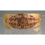 UNMARKED YELLOW GOLD SYNTHETIC RUBY BANGLE.