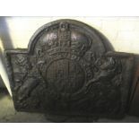 17TH/18TH CENTURY LARGE CAST IRON FIREBACK with relief Royal Coat of Arms. 81cm high x 98cm approx.