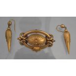 A VICTORIAN BLOOMED GOLD BROOCH AND EARRINGS.