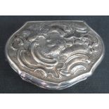 18TH CENTURY SILVER SNUFF BOX having foliate repousse serpentine shaped hinged cover over