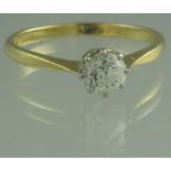 AN 18CT GOLD DIAMOND SOLITAIRE RING. The