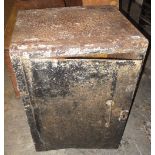 Large distressed cast iron safe, no key. (B.P. 24% incl.