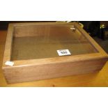 Small table top display jeweller's cabinet with hinged lid. (B.P. 24% incl.