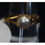 Yellow metal and pearl ring (B.P. 24% incl.