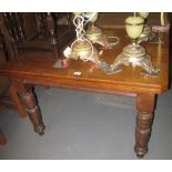 Early 20th century oak extending dining table. (B.P. 24% incl.