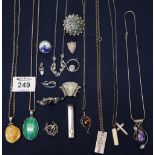 Bag of assorted silver jewellery. (B.P. 24% incl.