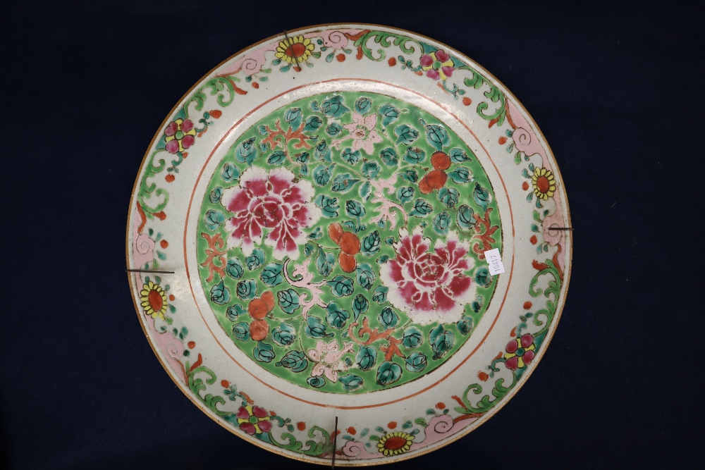 Tray of mixed Chinese porcelain dishes to include; Canton famille rose decorated dish, - Image 6 of 11