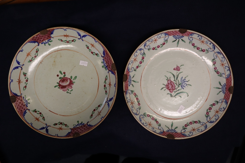 Tray of mixed Chinese porcelain dishes to include; Canton famille rose decorated dish, - Image 10 of 11